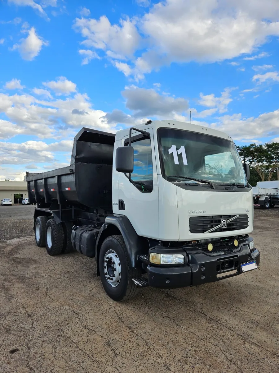 Volvo VM 260 6x4 – 2011 | Manual | 307.591 km